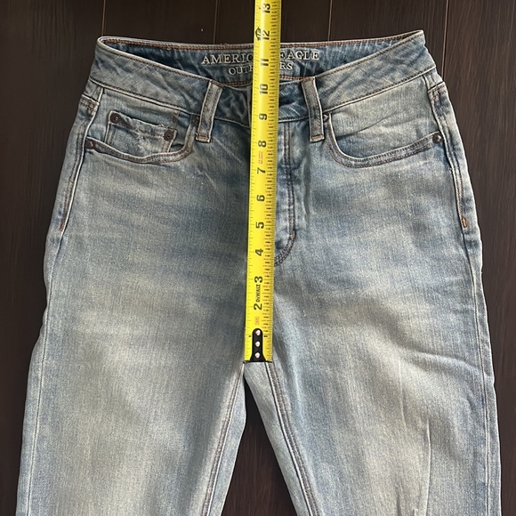 NWOT AMERICAN EAGLE Vintage hi-rise Light-wash Distressed Jeans (STRETCH) - Picture 6 of 10